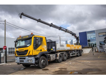 IVECO Trakker Pritsche LKW