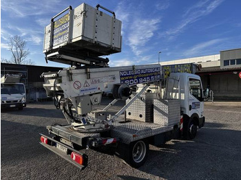 LKW mit Arbeitsbühne Nissan NT400: das Bild 3