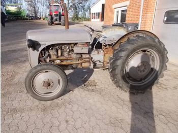 MASSEY FERGUSON Traktor