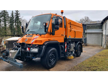 UNIMOG U400 Kehrmaschine