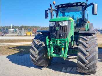 JOHN DEERE 6215R Traktor