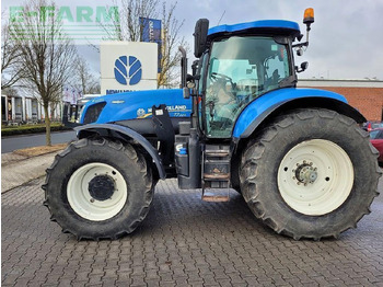 NEW HOLLAND T7.220 Traktor