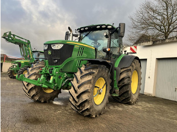 JOHN DEERE 6215R Traktor