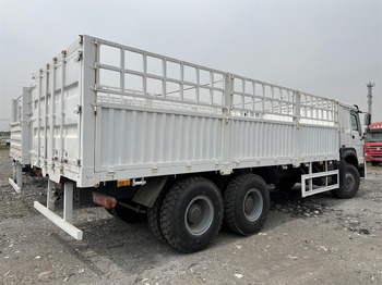 SINOTRUK HOWO Tiertransporter LKW