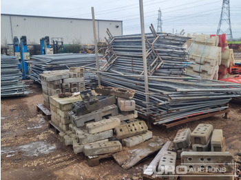 Baugeräte Stillage of Heras Fencing, Pallet of Fencing Feet (2 of), Pallet of Breeze Blocks, Bundle of Metal Safety Barriers: das Bild 4