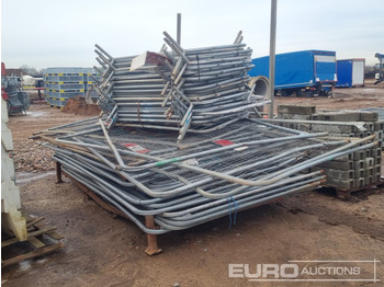 Baugeräte Stillage of Heras Fencing, Pallet of Fencing Feet (2 of), Pallet of Breeze Blocks, Bundle of Metal Safety Barriers: das Bild 2