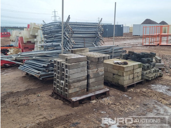 Baugeräte Stillage of Heras Fencing, Pallet of Fencing Feet (2 of), Pallet of Breeze Blocks, Bundle of Metal Safety Barriers: das Bild 3