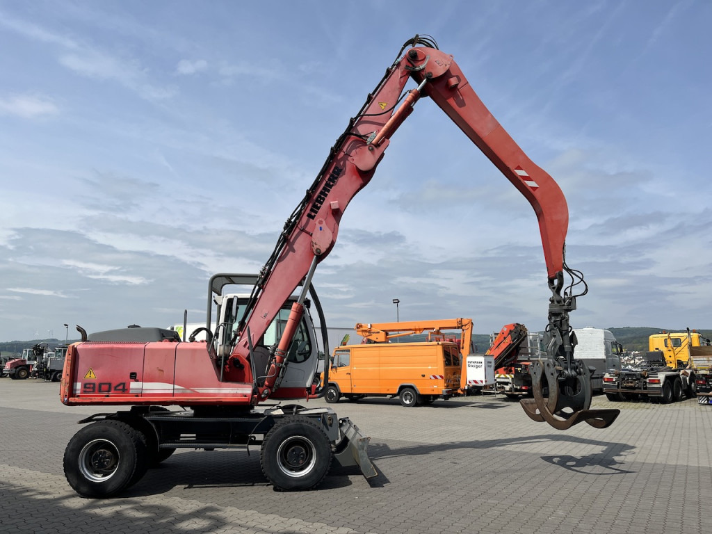 Mobilbagger Liebherr A 904 C  Greifer Umschlag Holz: das Bild 8