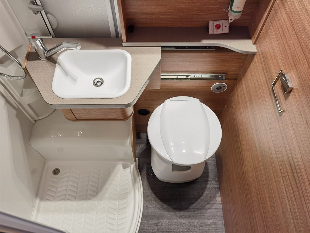 Teilintegriertes Wohnmobil Weinsberg CARASUITE 650 MEG /155PS /EINZELBETTEN & HUBBETT: das Bild 20