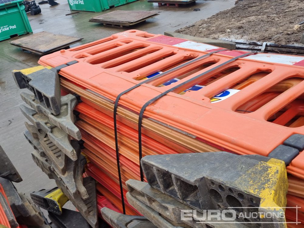 Baugeräte Bundle of Tracking Boards (3 of), Bundle of Plastic Pedestrian Safery Barriers (2 of): das Bild 24