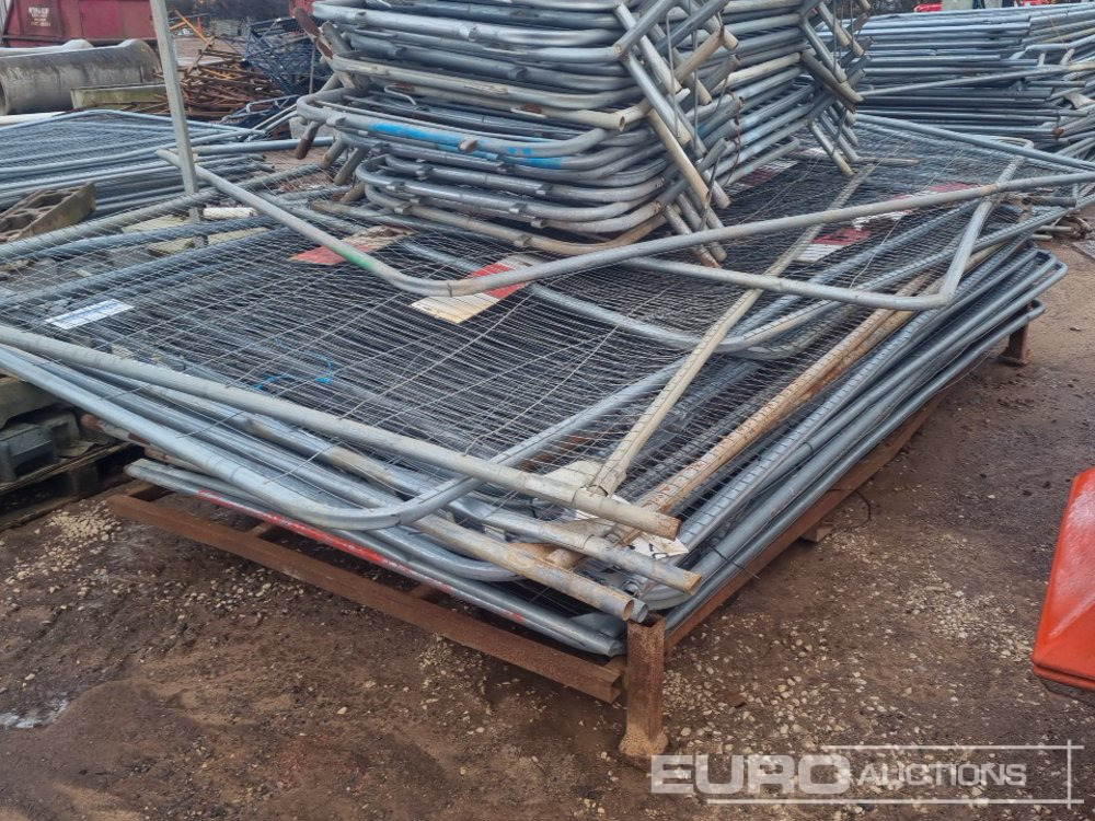 Baugeräte Stillage of Heras Fencing, Pallet of Fencing Feet (2 of), Pallet of Breeze Blocks, Bundle of Metal Safety Barriers: das Bild 6