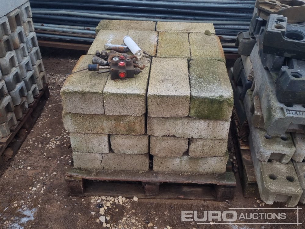 Baugeräte Stillage of Heras Fencing, Pallet of Fencing Feet (2 of), Pallet of Breeze Blocks, Bundle of Metal Safety Barriers: das Bild 8