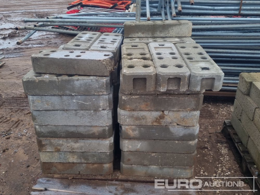 Baugeräte Stillage of Heras Fencing, Pallet of Fencing Feet (2 of), Pallet of Breeze Blocks, Bundle of Metal Safety Barriers: das Bild 9